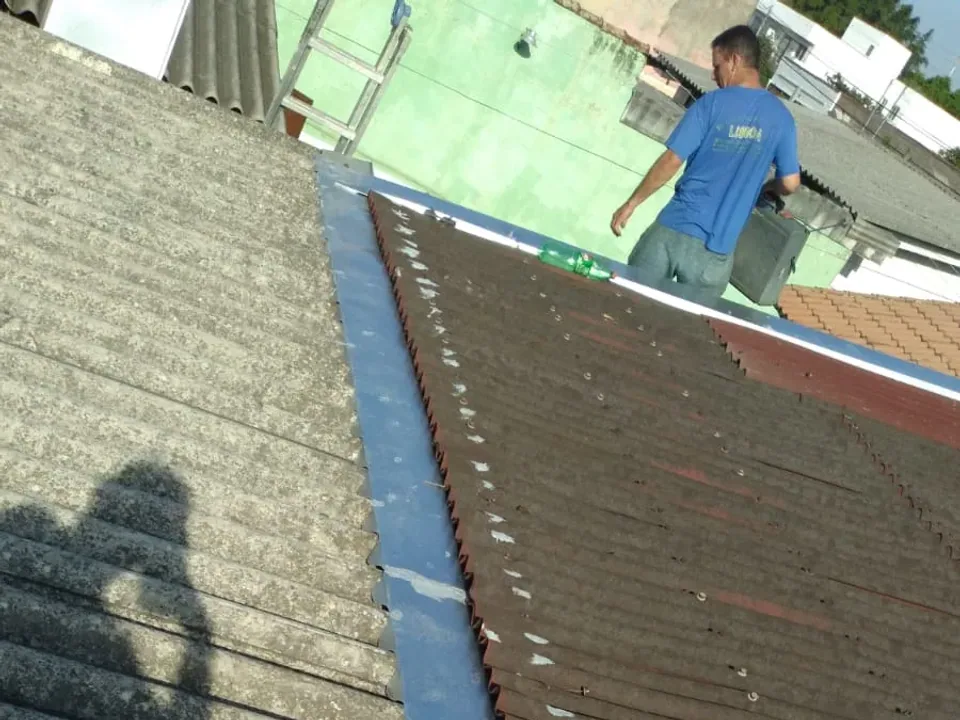 Algerosa metálica entre duas águas do telhado