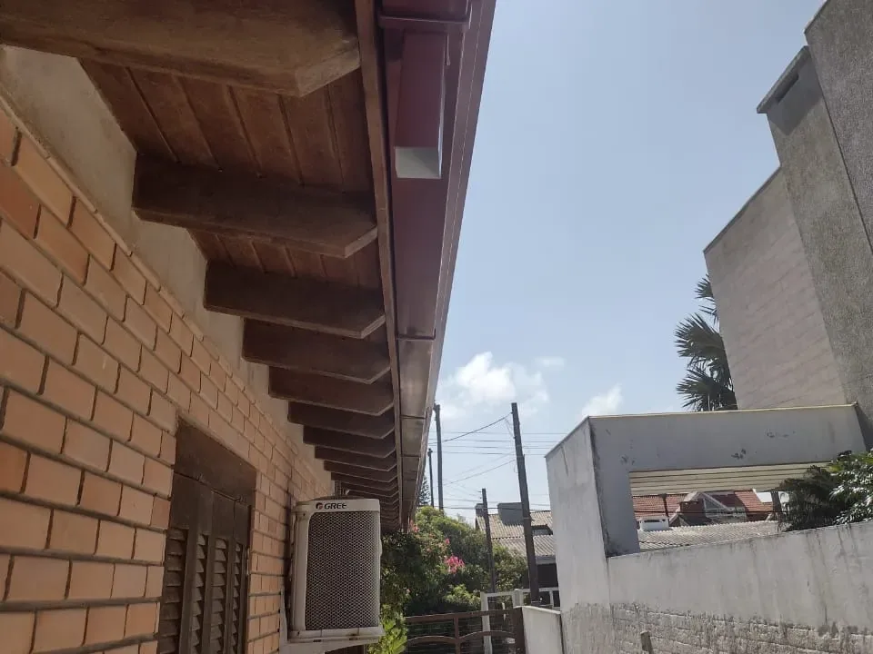 Calha de chuva sob medida instalada no beiral