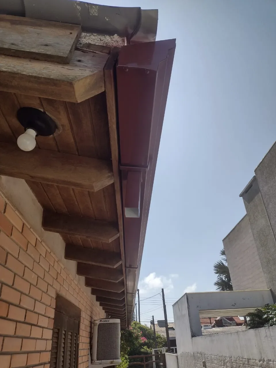 Calha instalada em telhado pela funilaria da Lisboa Metalúrgica em Porto Alegre