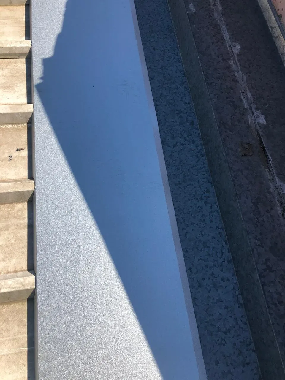 Calha instalada na lateral do telhado pela Lisboa Metalúrgica em Porto Alegre