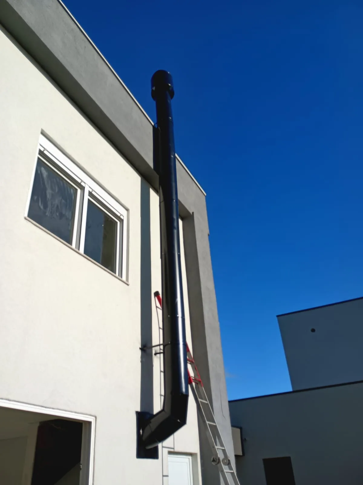Chaminé de lareira metálica fabricada pela Lisboa Metalúrgica em Porto Alegre