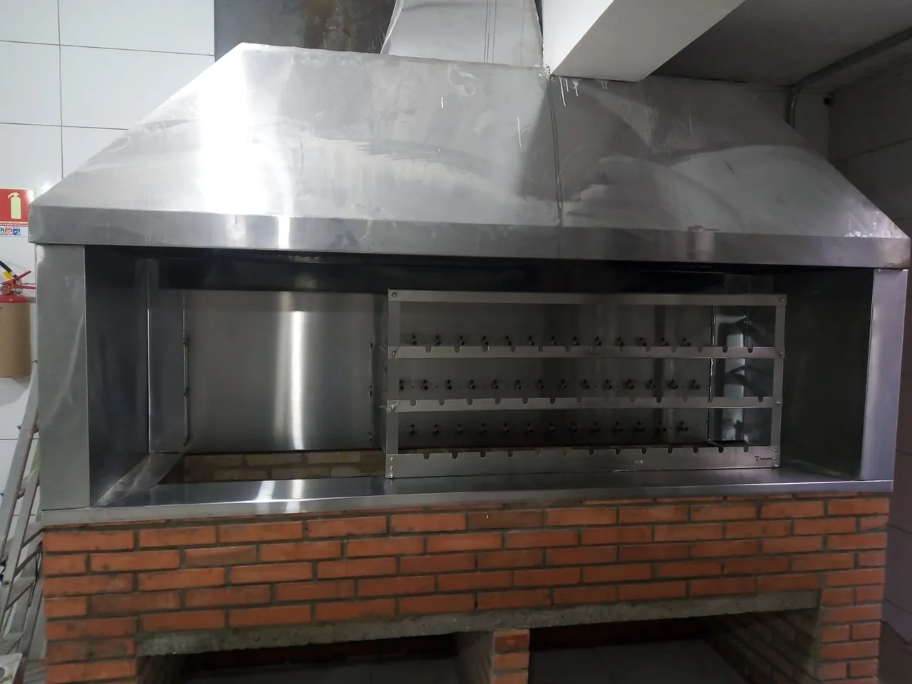 Coifa de churrasqueira em inox fabricada pela Lisboa Metalúrgica
