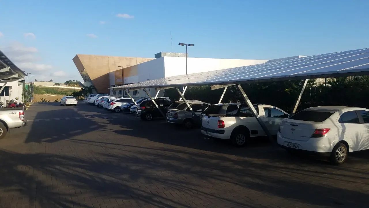Cobertura metálica ampla instalada sobre estacionamento em Porto Alegre
