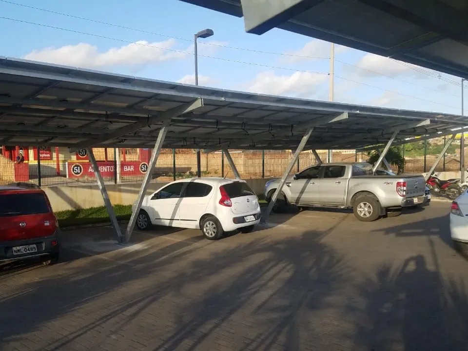 Cobertura metálica sobre vagas de estacionamento