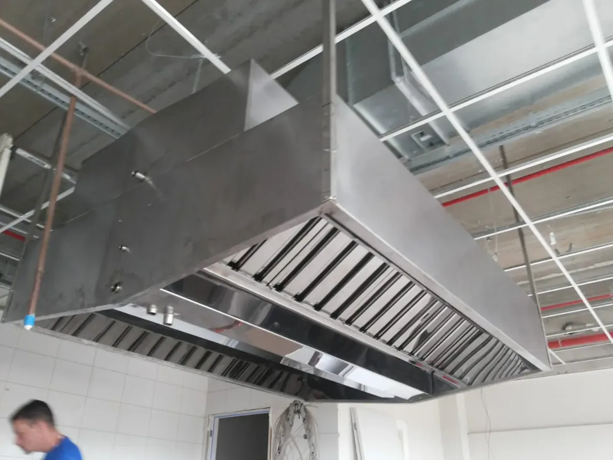 Coifa industrial com duto de exaustão