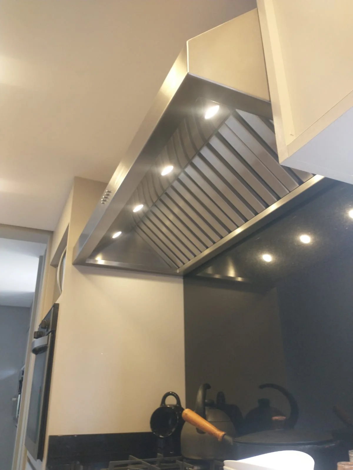 Coifa industrial instalada em restaurante em Porto Alegre