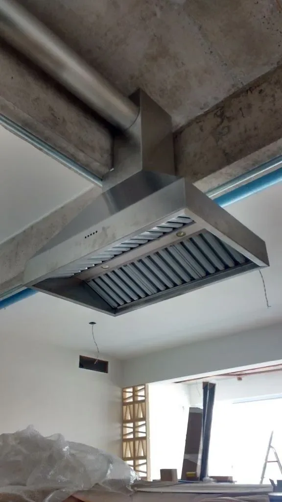 Coifa em inox instalada na cozinha