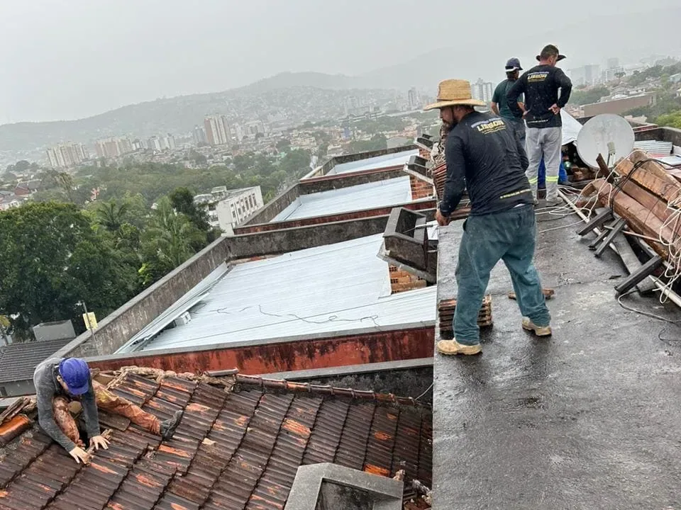 Equipe executando conserto de telhado residencial em Porto Alegre