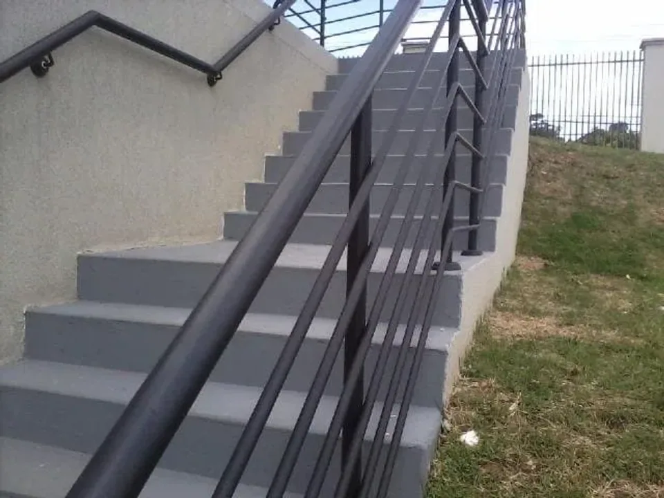 Corrimão metálico em escada externa