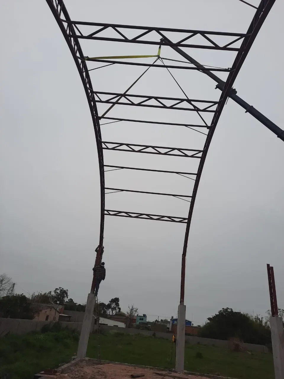 Montagem de estrutura metálica em arco pela Lisboa Metalúrgica em Porto Alegre