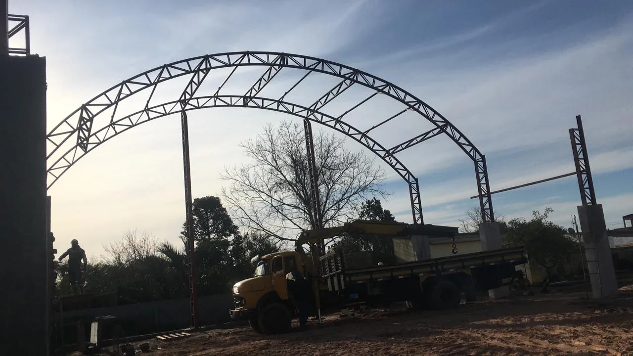 Estrutura metálica de galpão fabricada pela Lisboa Metalúrgica em Porto Alegre