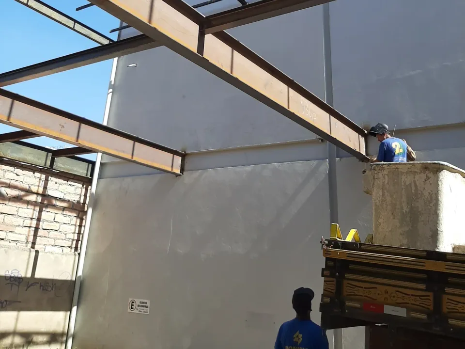 Estrutura metálica modulada com vigas e treliças em Porto Alegre