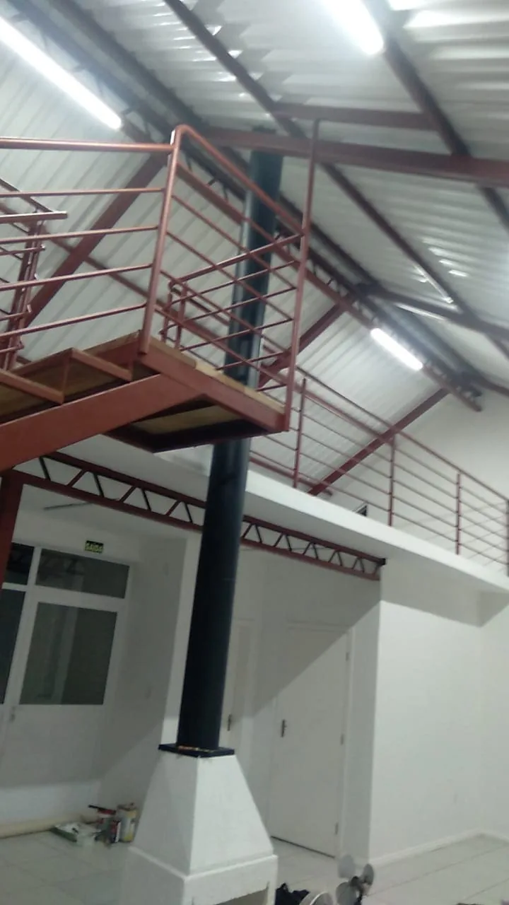 Fabricação de escada metálica na oficina da Lisboa