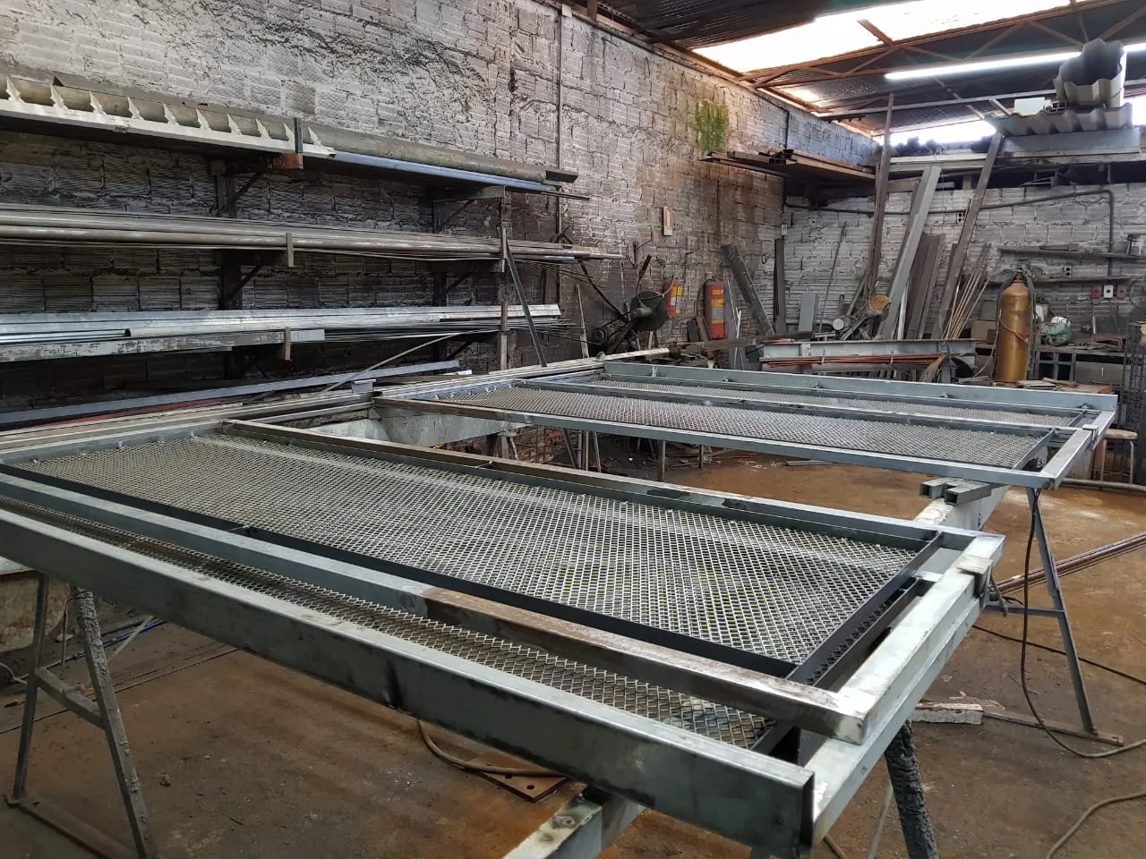 Fabricação de gradil na oficina da Lisboa