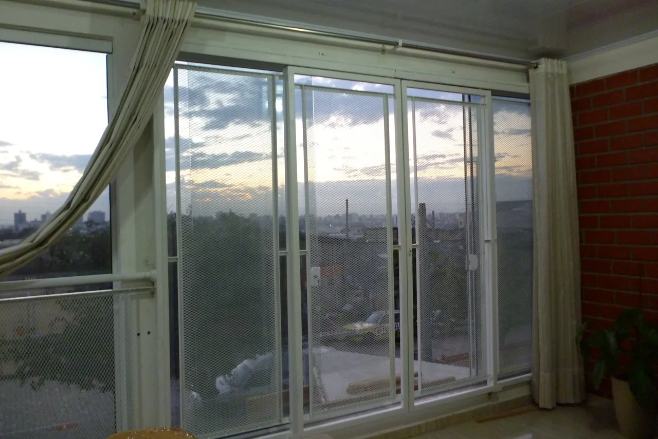 Fechamento de sacada em vidro com estrutura metálica em Porto Alegre