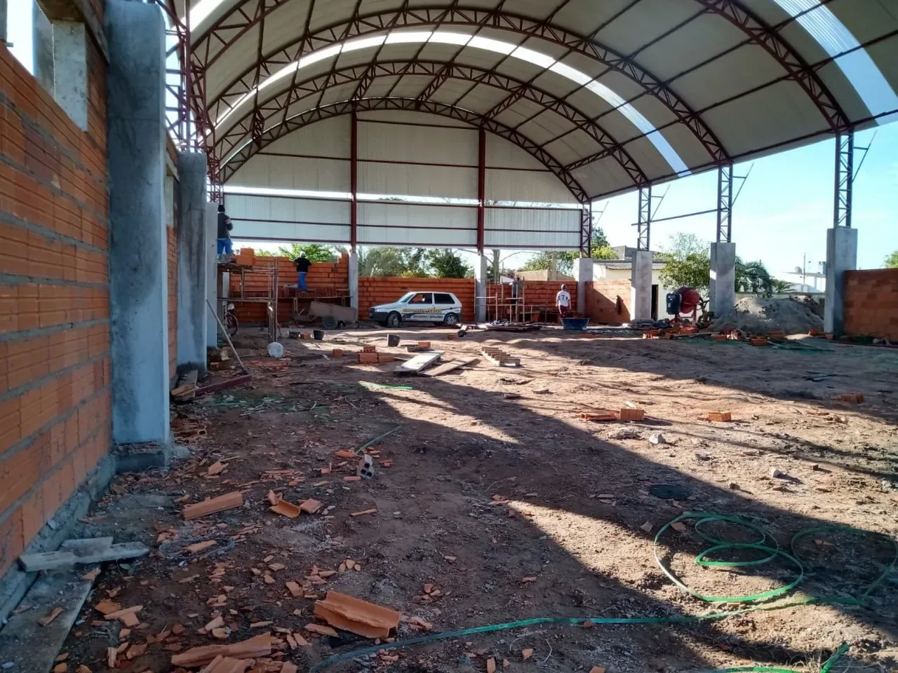 Pavilhão industrial de produção com estrutura metálica