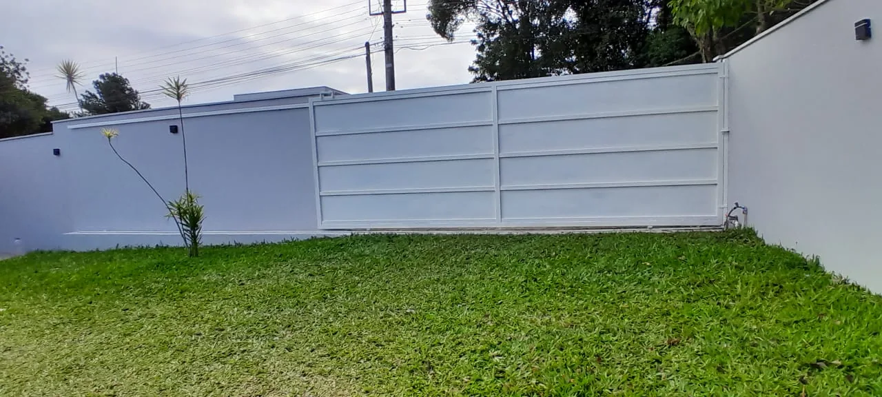 Grade fixa de fachada com jardim em Porto Alegre
