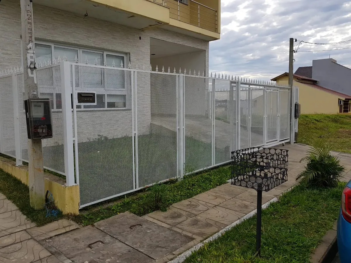 Grade e gradil na frente de casa fabricados pela Lisboa Metalúrgica em Porto Alegre