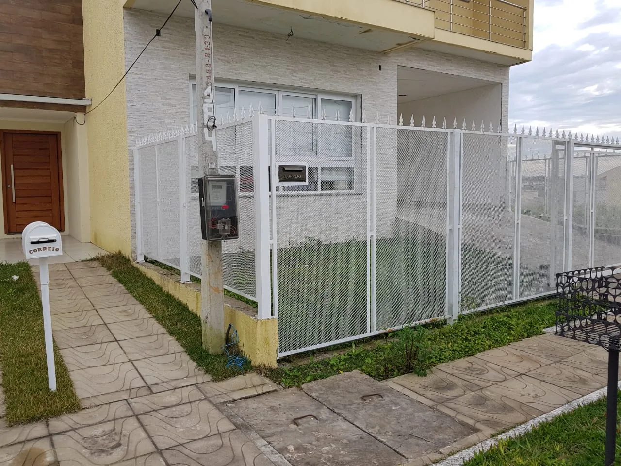 Gradil de fachada branco instalado em Porto Alegre