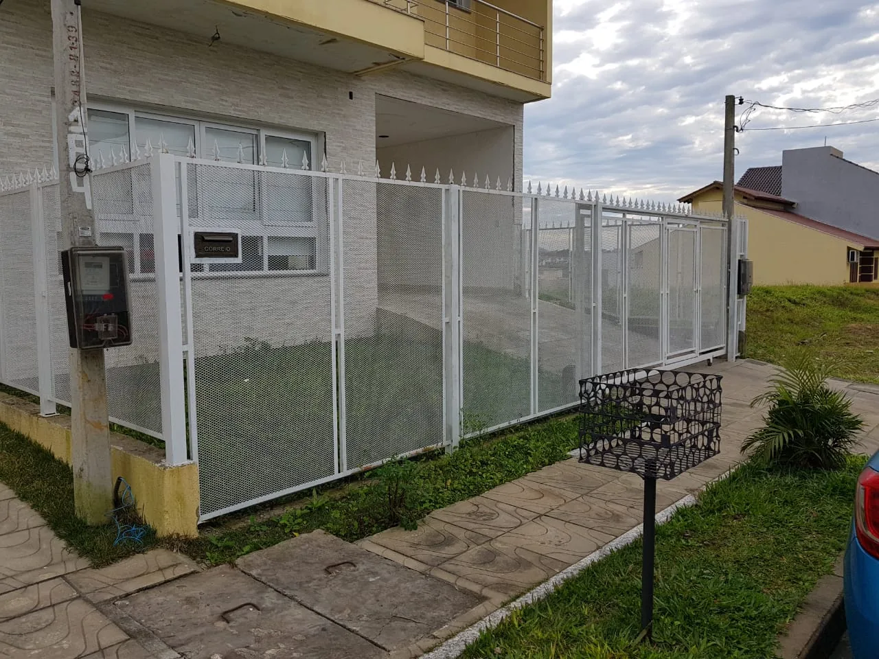 Gradil na frente de casa em Porto Alegre