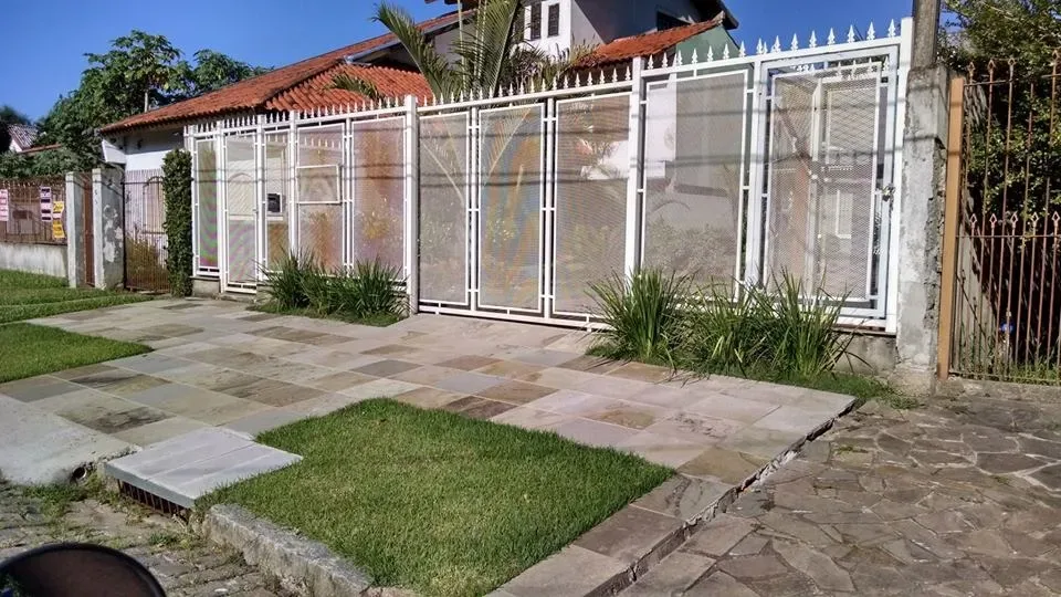 Gradil lateral com jardim