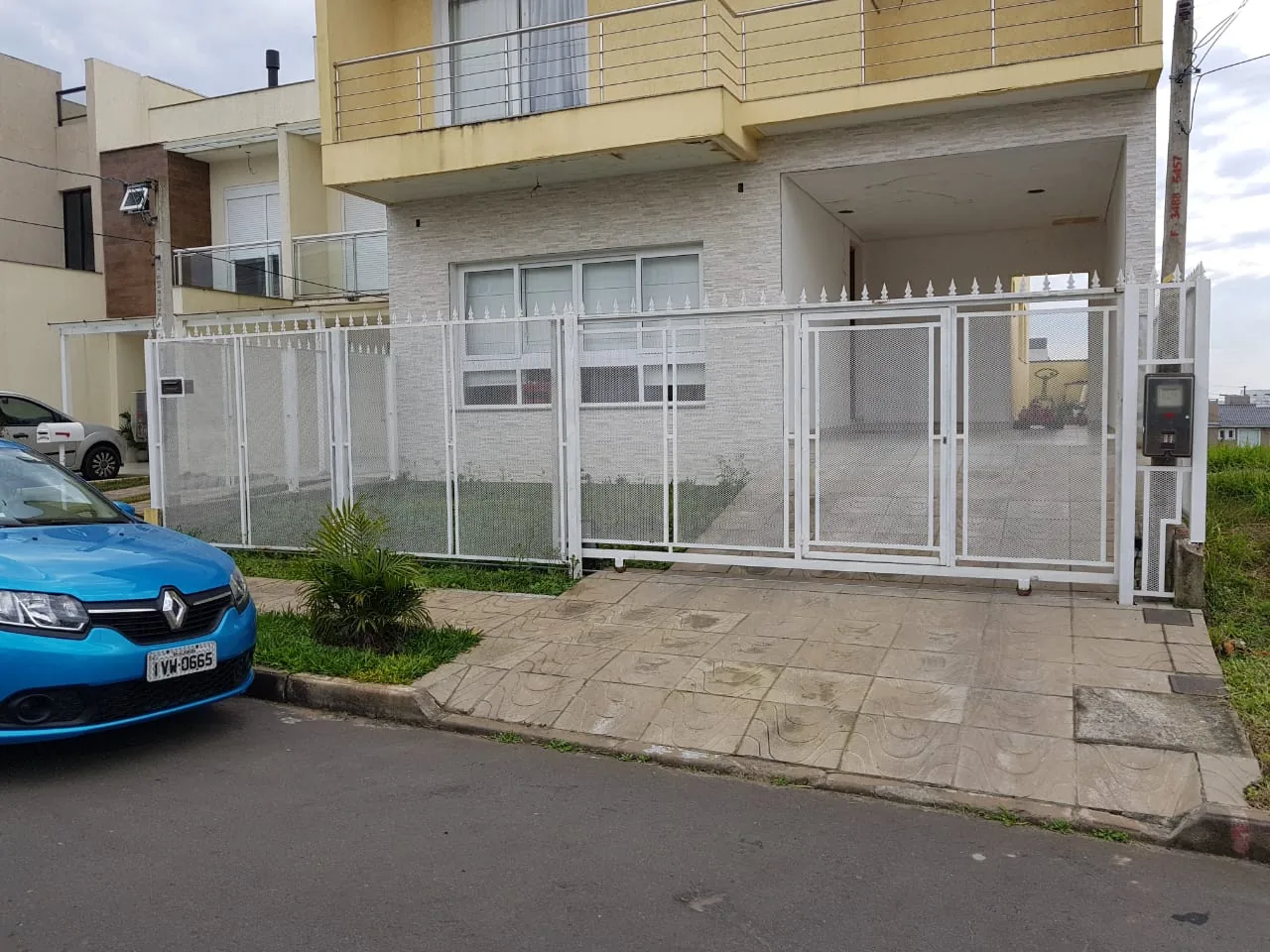 Gradil e portão branco combinados em Porto Alegre