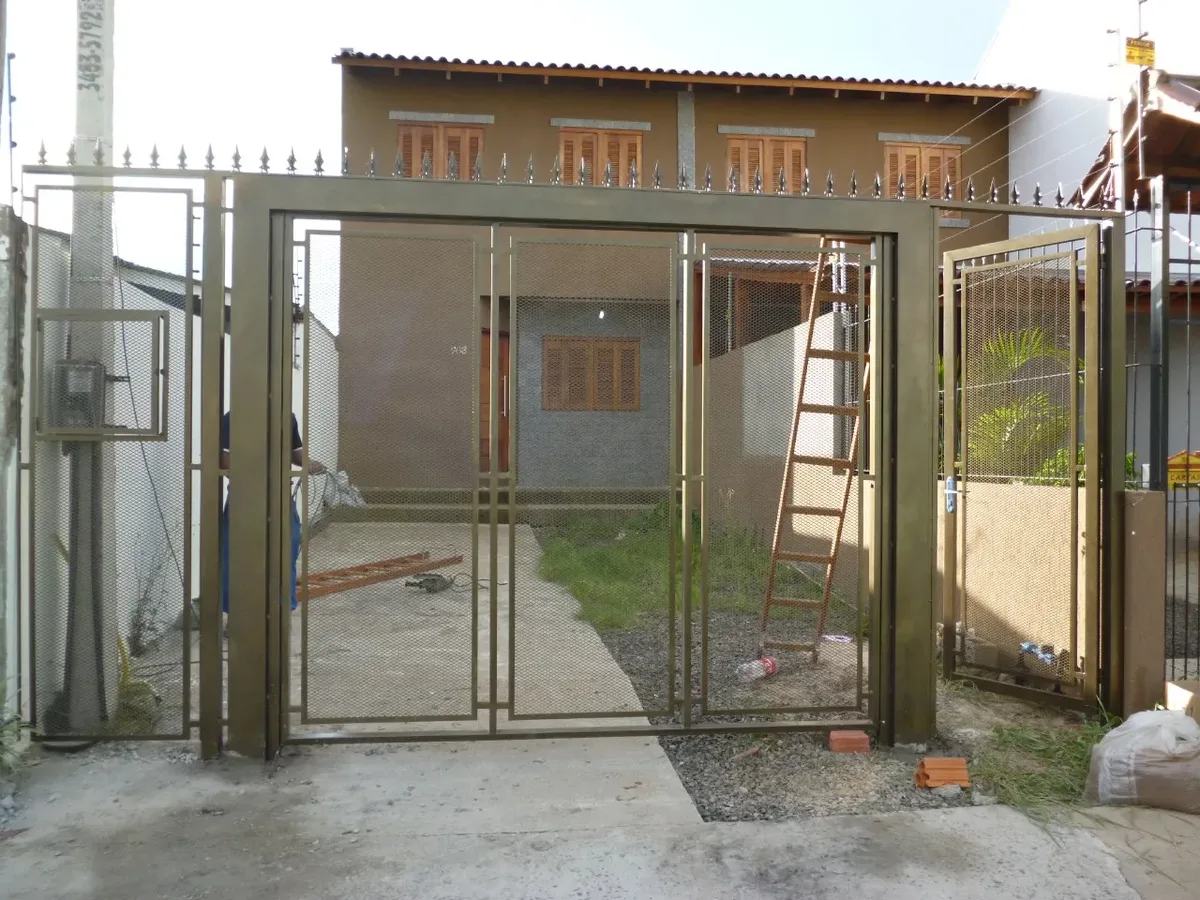Portão e gradil de serralheria fabricados pela Lisboa Metalúrgica em Porto Alegre