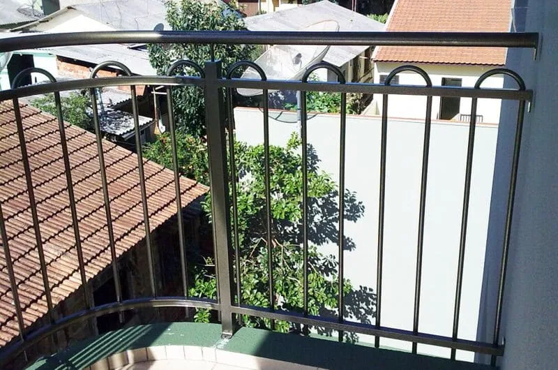 Guarda-corpo de sacada fabricado pela Lisboa Metalúrgica em Porto Alegre