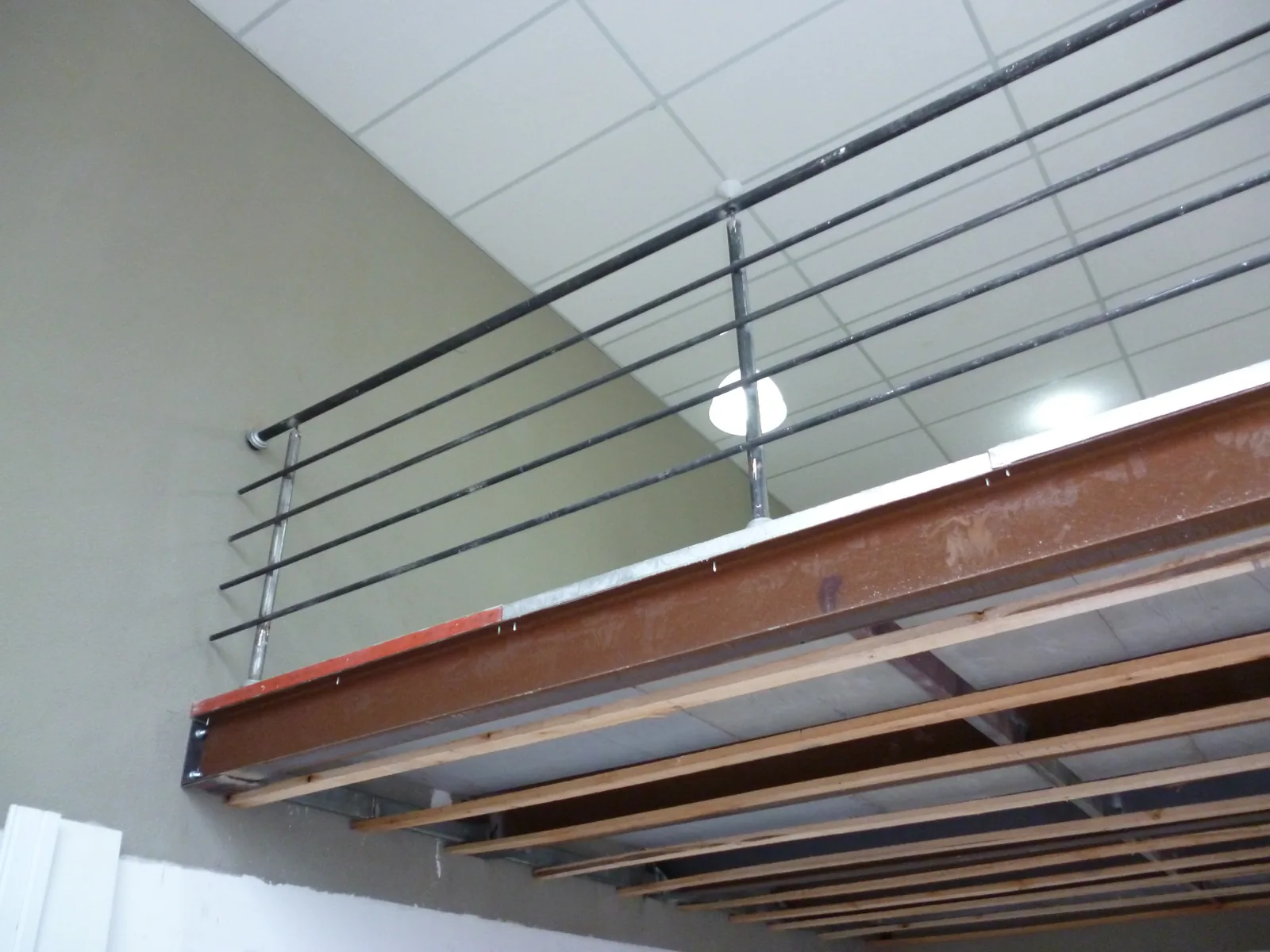 Mezanino metálico instalado em loja em Porto Alegre