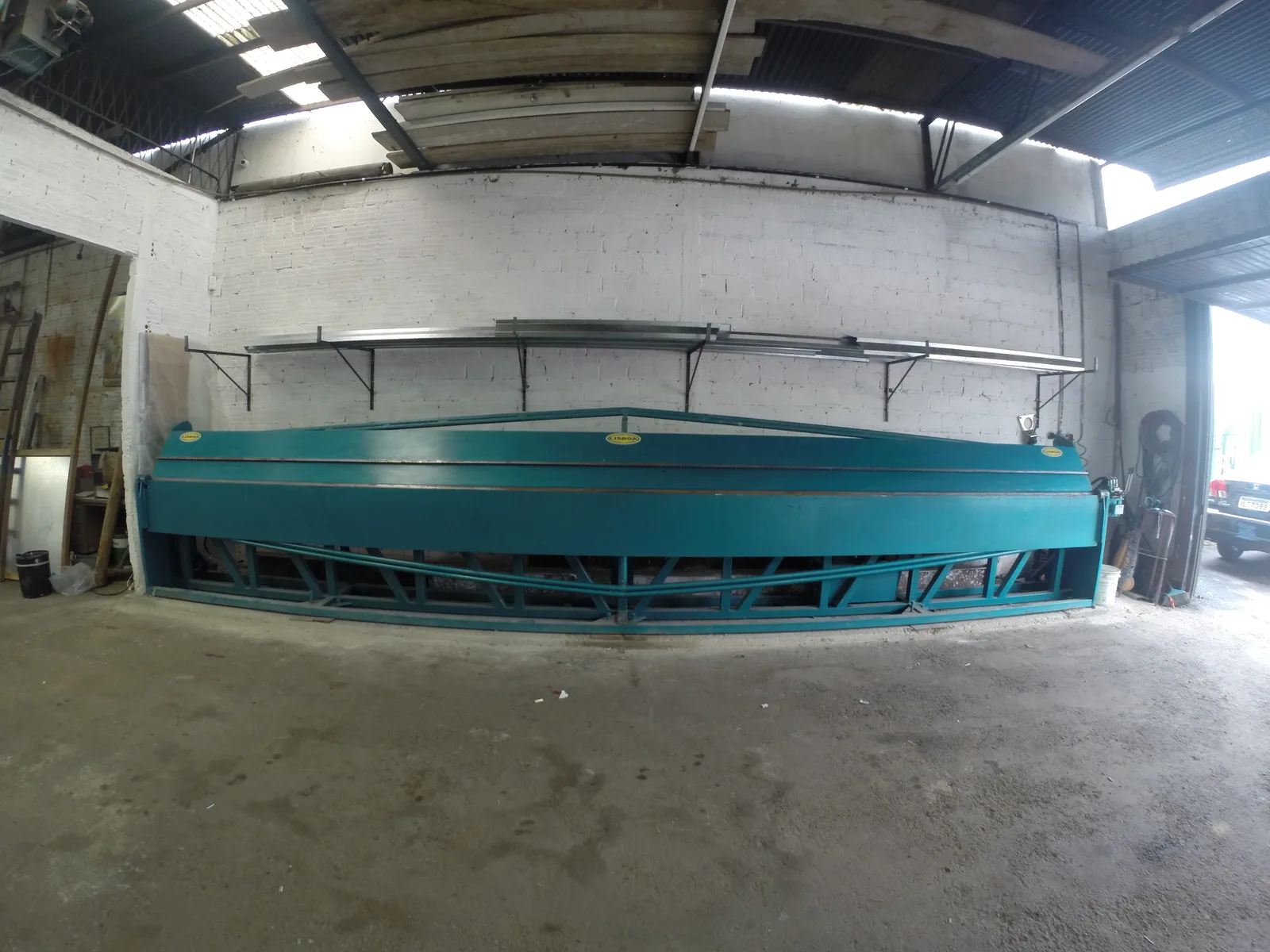 Oficina da Lisboa Metalúrgica em Porto Alegre com estrutura metálica em fabricação