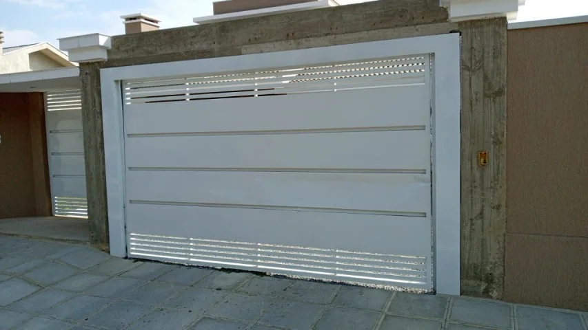 Porta de garagem metálica