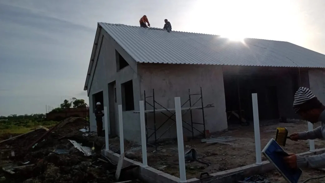 Reforma de telhado residencial feita pela funilaria da Lisboa Metalúrgica em Porto Alegre