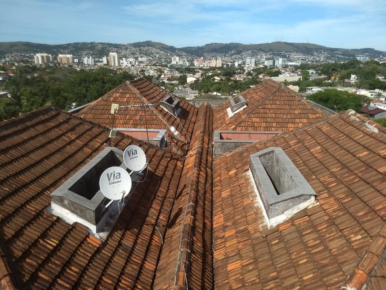 Telhado de telha colonial nova em Porto Alegre